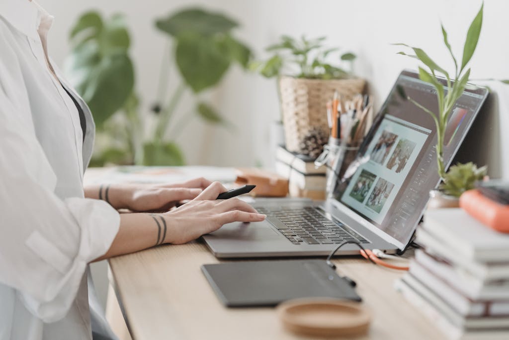 freelance wordpress website designer working on a fast wordpress website design service